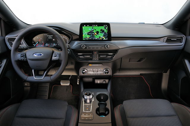  Pruebe las opiniones y dimensiones de la hoja de datos de Ford Focus.  EcoBlue CV ST-Line Copiloto Automático