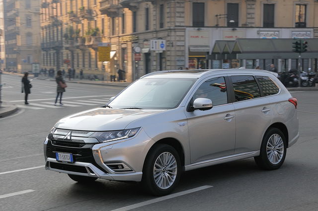 Prova Mitsubishi Outlander scheda tecnica opinioni e dimensioni 2.4 PHEV Diamond alVolante