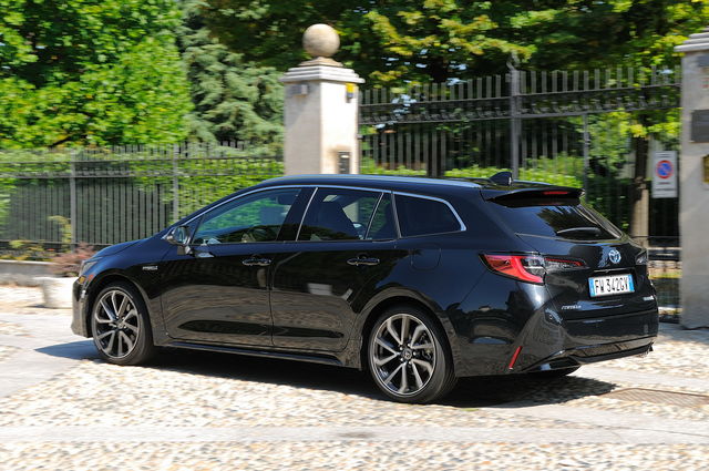 Prova Toyota Corolla Touring Sports scheda tecnica opinioni e dimensioni 2.0 Hybrid Lounge alVolante