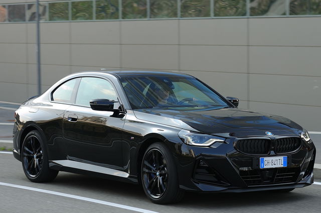 Scritta della versione M240i in nero lucido