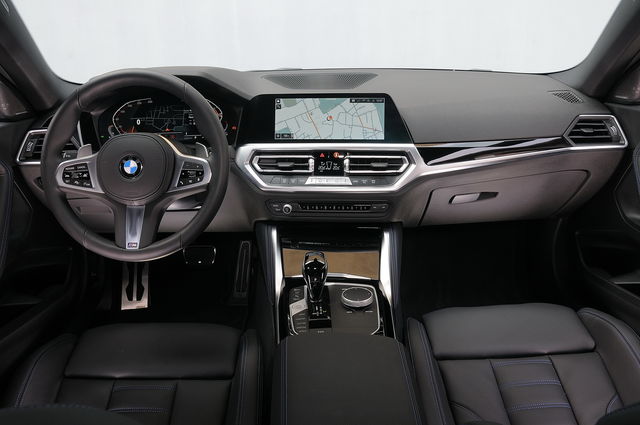 Scritta della versione M240i in nero lucido