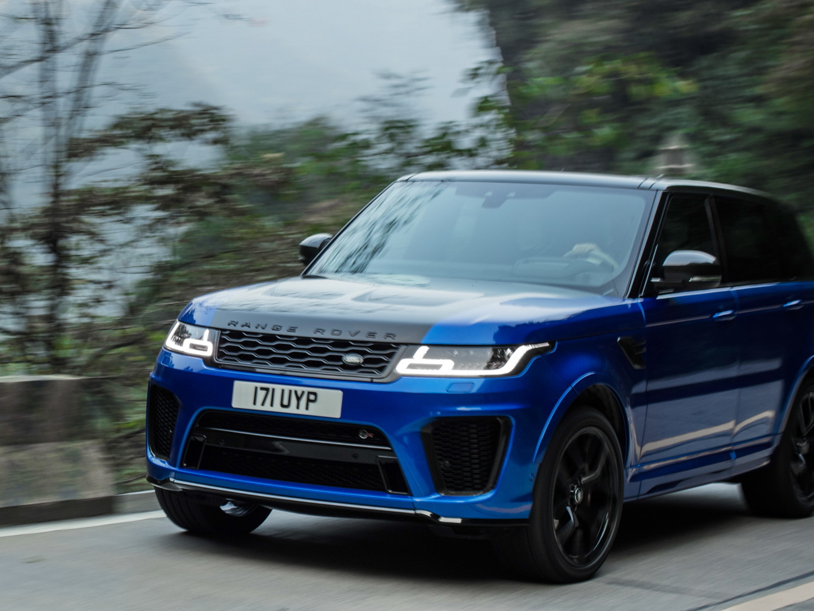 la range rover sport svr batte la ferrari 458 italia