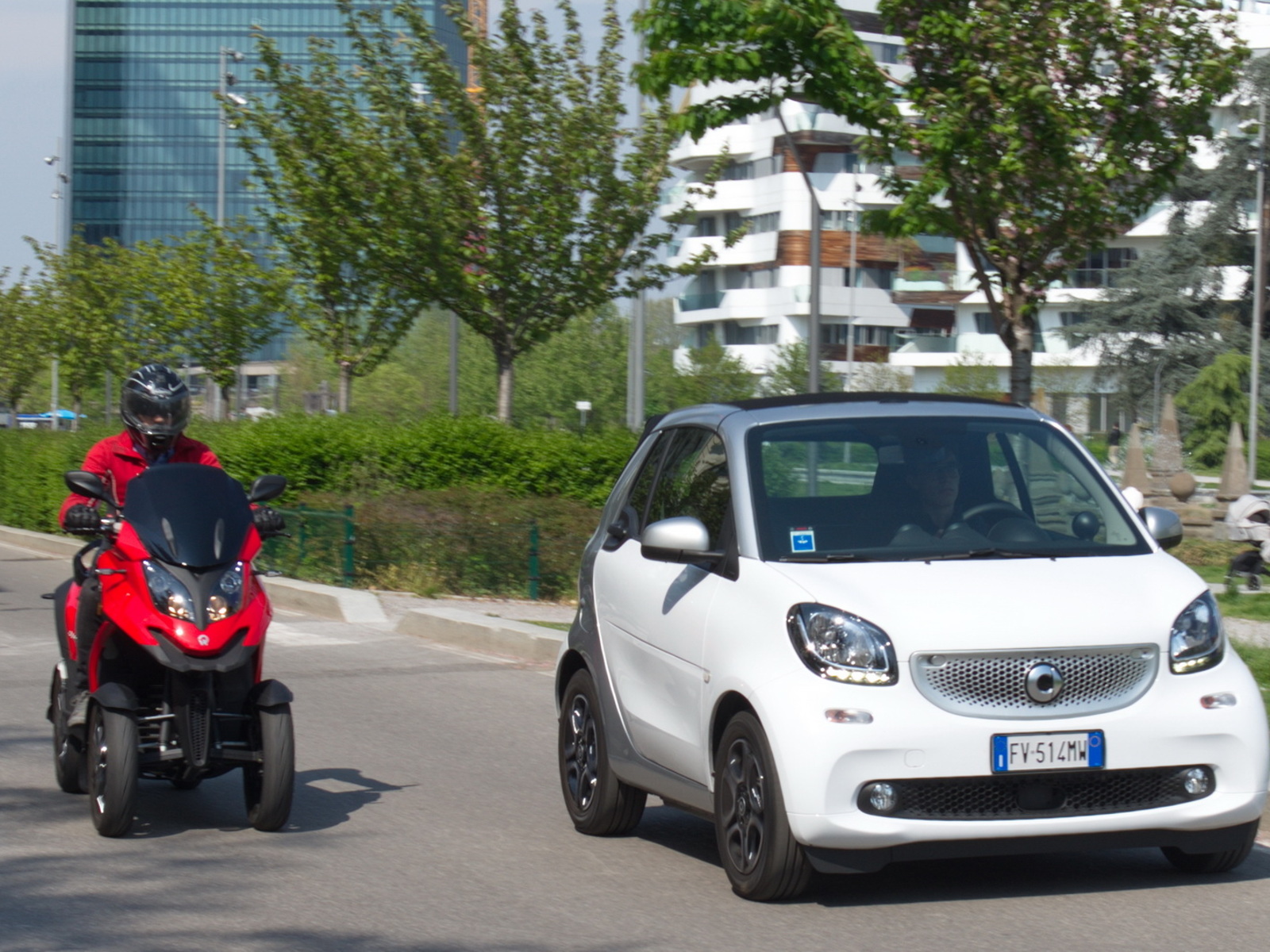 Prova Speciale In Citta Lo Scooter Sfida L Auto