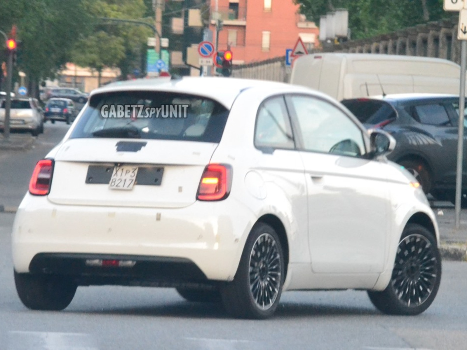 Fiat 500 Elettrica Le Foto Spia Della Berlina