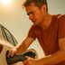 uomo caldo auto elettrica shutterstock 2648464709
