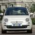 Il frontale tutto "occhioni" tondi e cromature vicino al logo Fiat