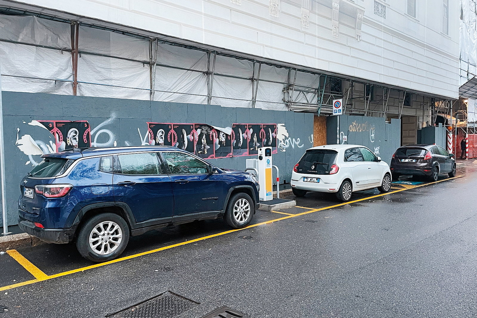 Sosta selvaggia alle colonnine per auto elettriche