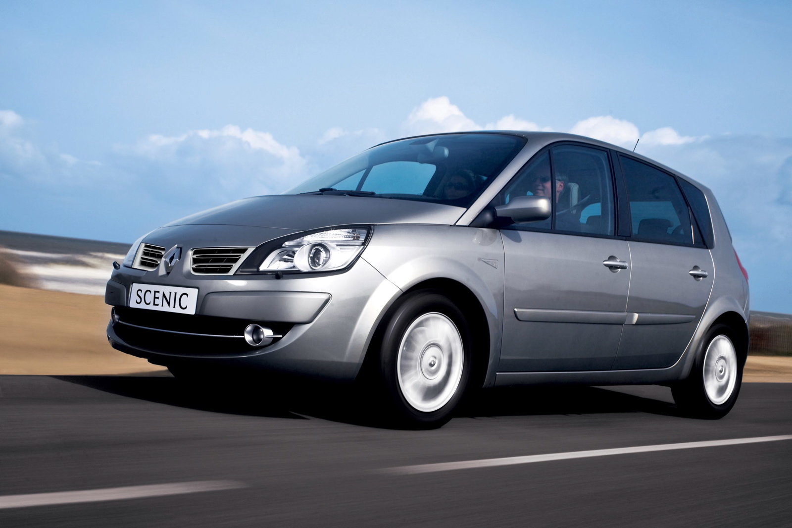 Maxi richiamo per la vecchia Renault Scénic - alVolante.it