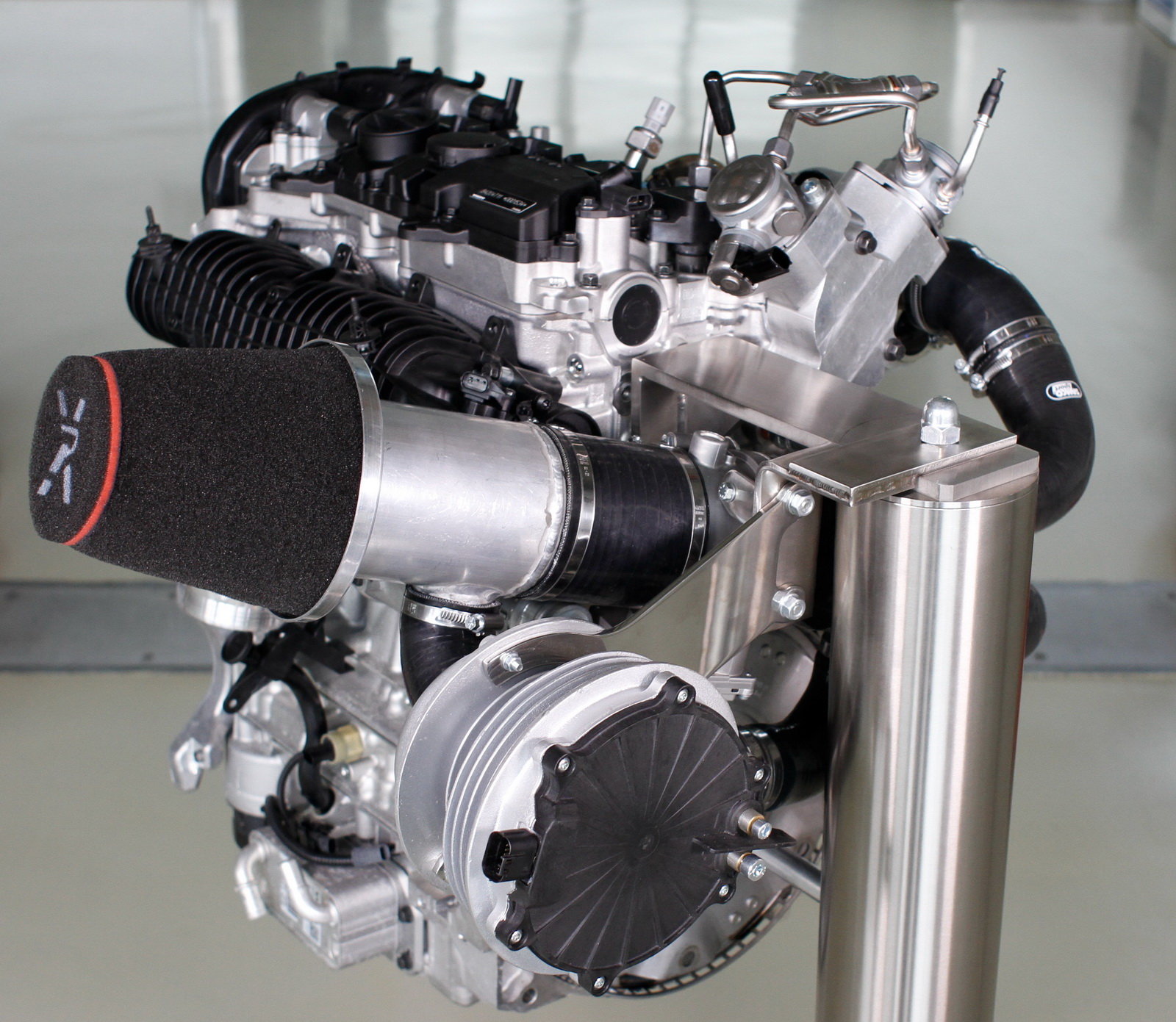 Il futuro del motore a benzina è in un V8 a idrogeno da 450 CV
