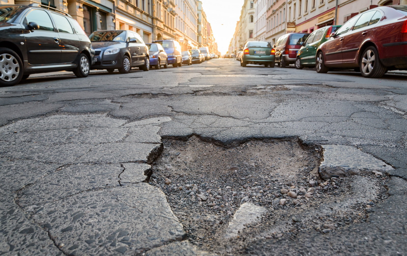 Cosa fare in caso di danno all'auto per una buca - alVolante.it