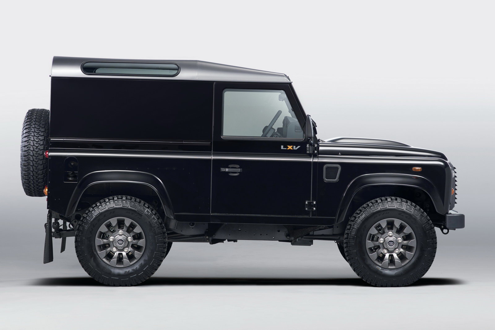 Foto - Una Defender “speciale” per i 65 anni