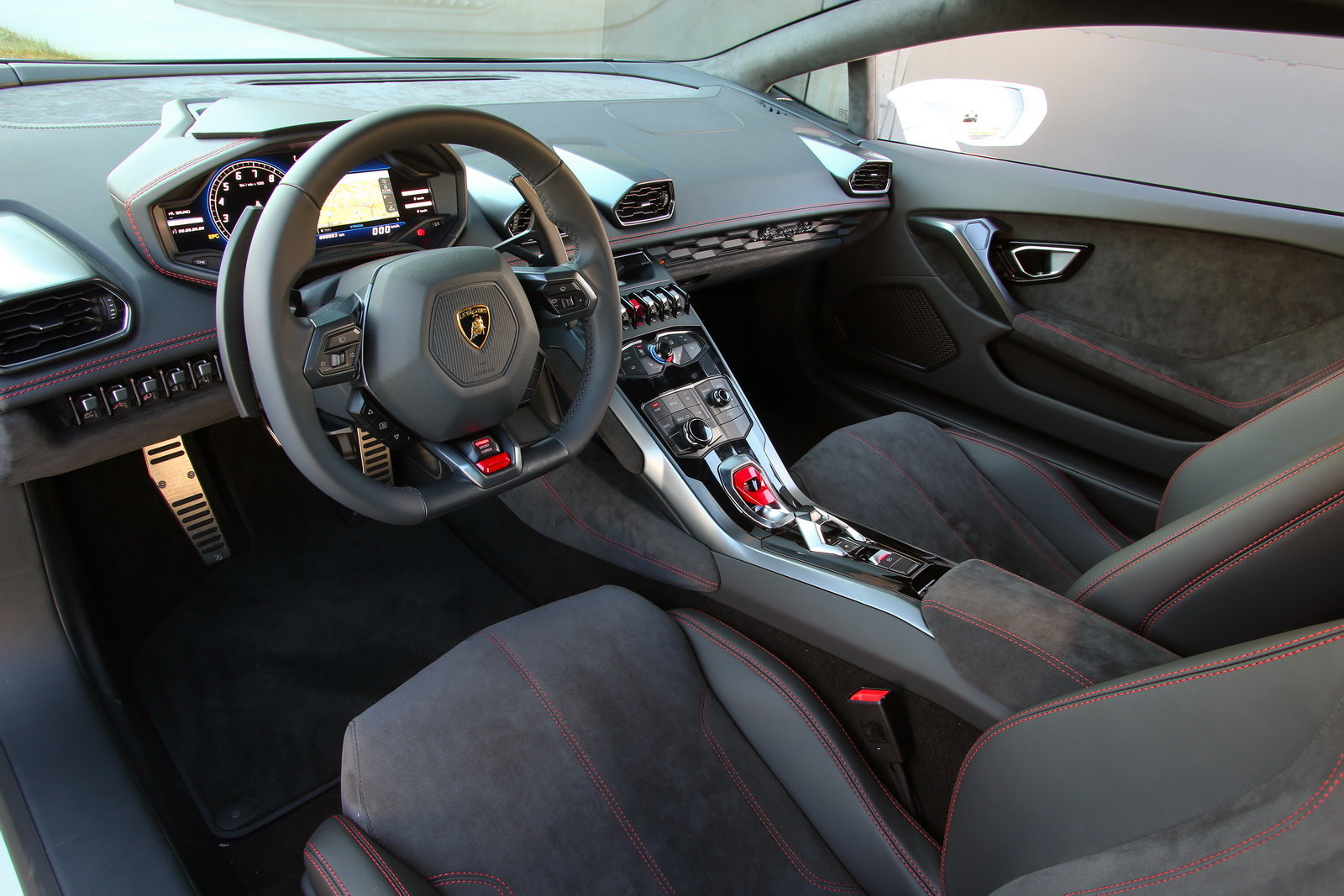 Dentro” la Lamborghini Huracán 