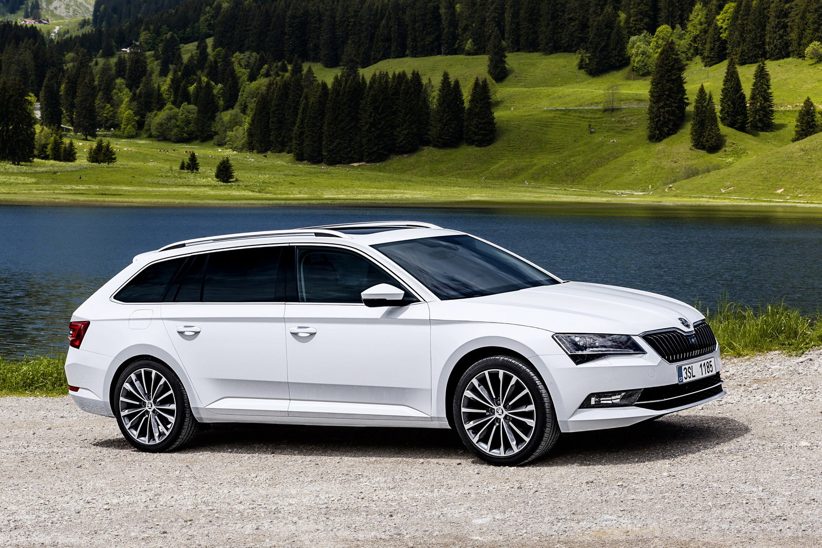 Foto - Skoda Superb Wagon, si avvicina il debutto
