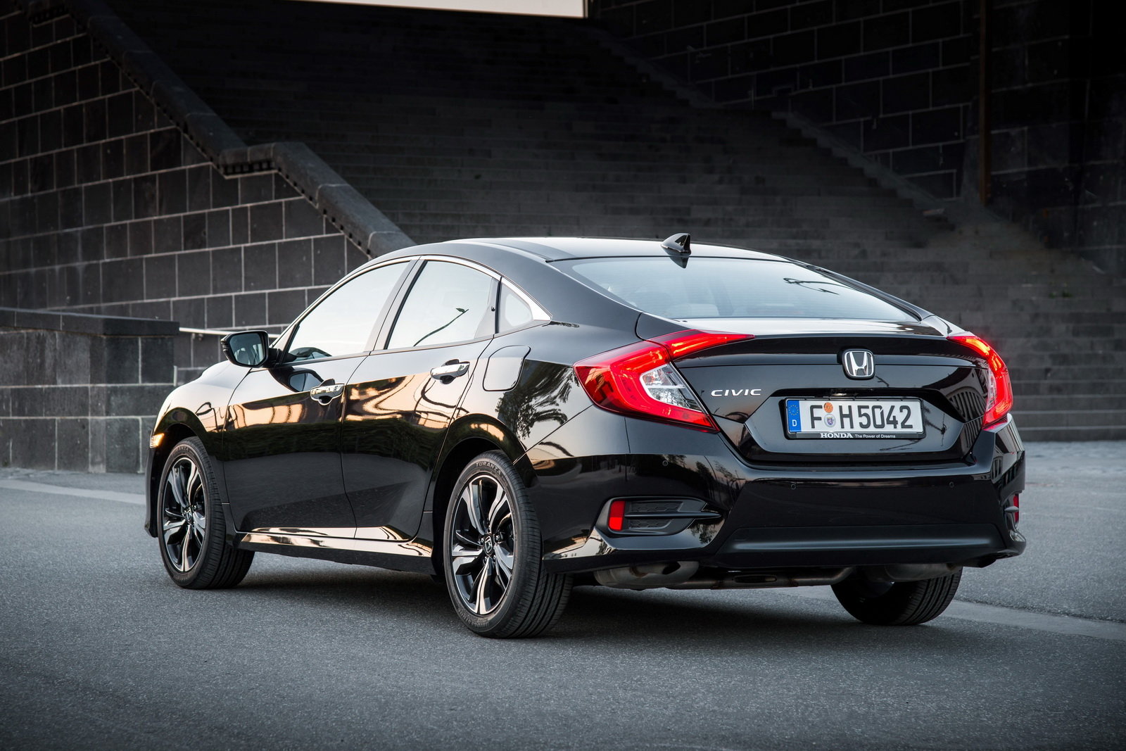 Honda Civic: arriva in Italia la 4 porte 