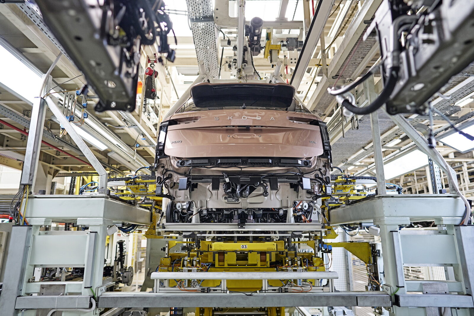 Un'auto in produzione, con componenti provenienti da diversi Paesi, in un'area di montaggio industriale