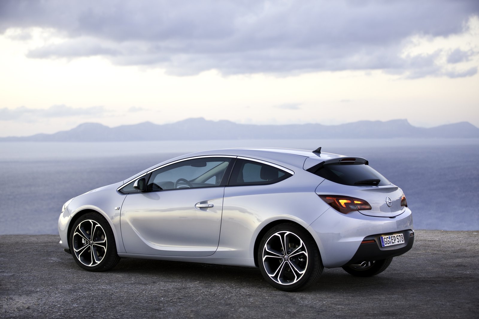 opel_astra_gtc_11_2011_02.jpg?itok=p1kAE