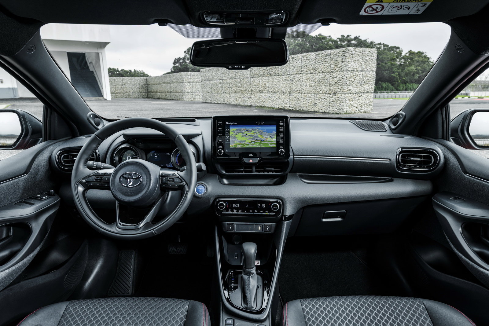 Toyota Yaris prova, scheda tecnica, opinioni e dimensioni 1.5 Hybrid Style