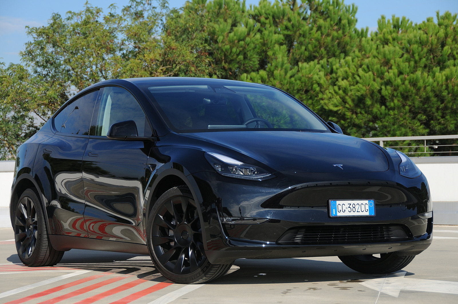 Tesla Model Y prova, scheda tecnica, opinioni e dimensioni Long Range 