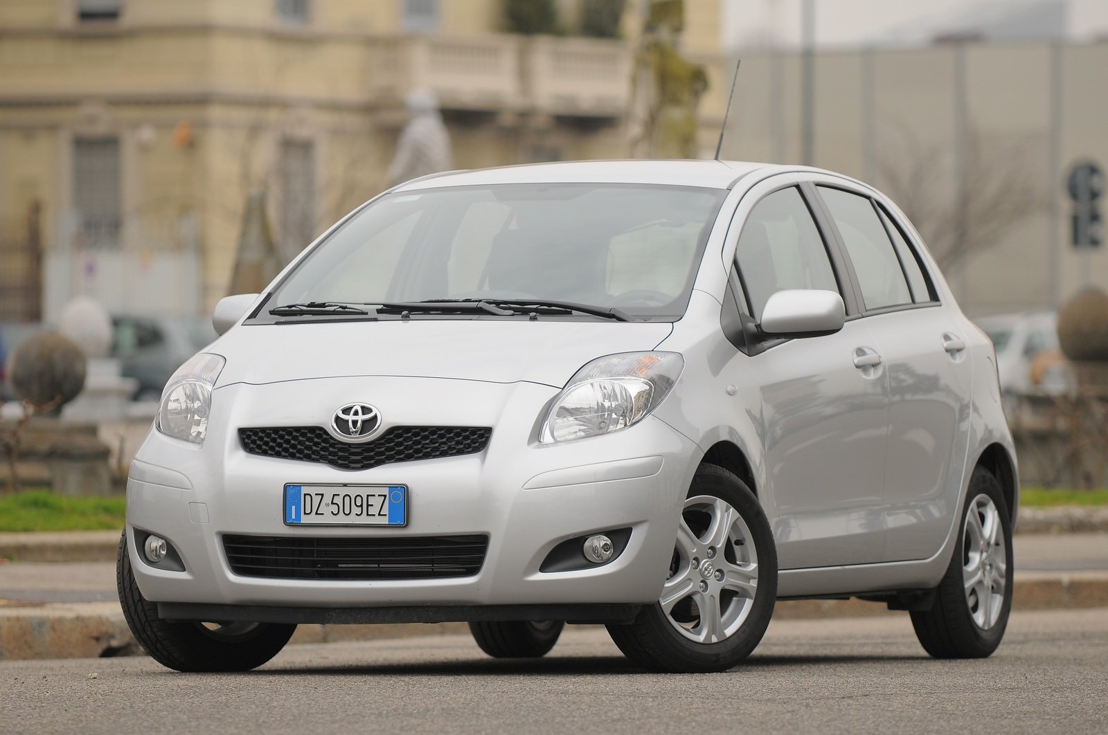 Prova Toyota Yaris scheda tecnica opinioni e dimensioni 1.3 VVT-i Dual Sol  3p 