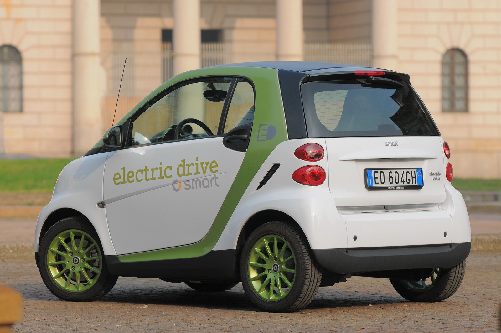 Prova Smart fortwo coupé scheda tecnica opinioni e dimensioni 55 kW  electric drive 