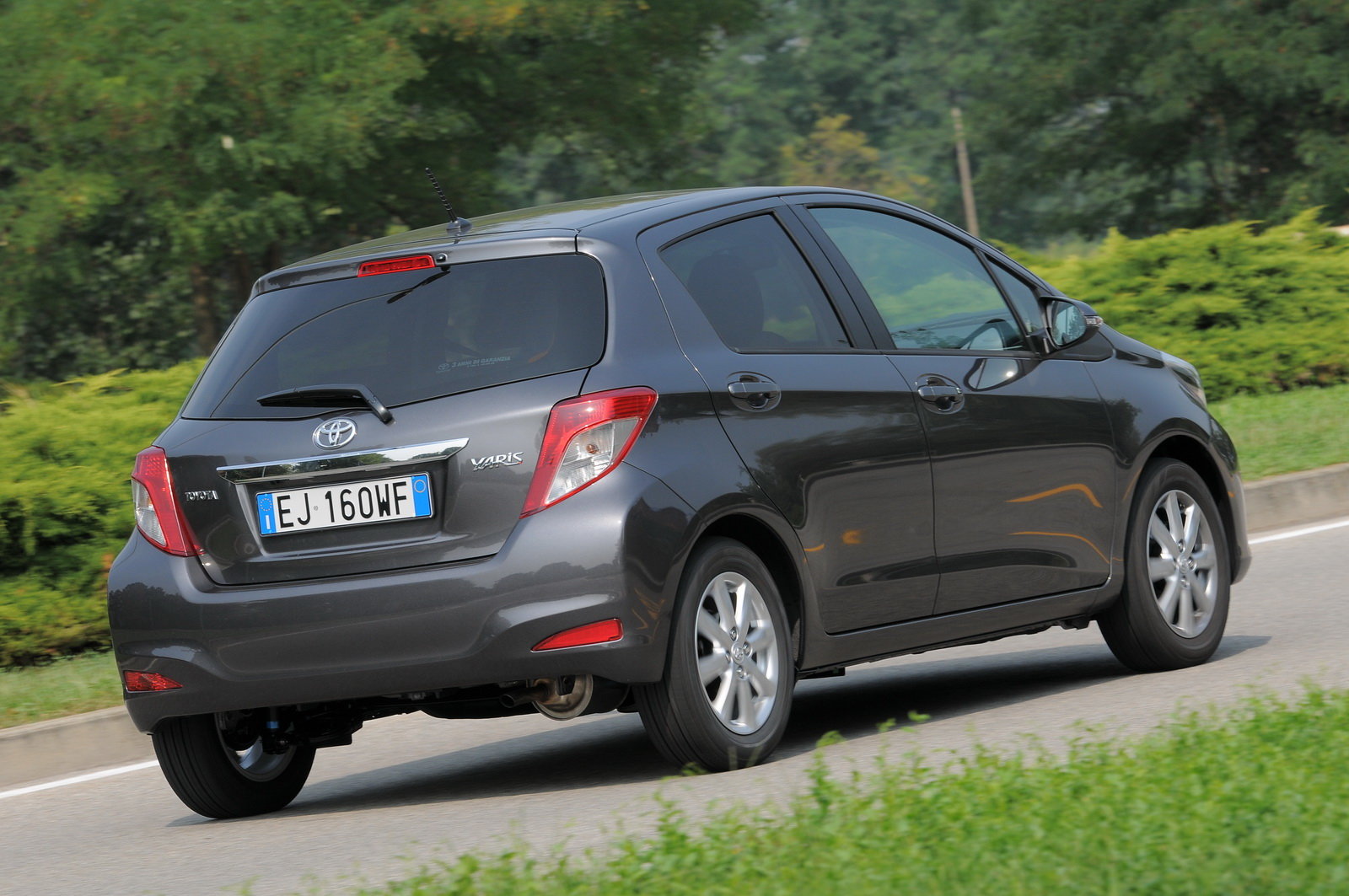 Prova Toyota Yaris scheda tecnica opinioni e dimensioni 1.0 Lounge 5 porte  