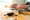 concessionaria auto calcolatrice soldi shutterstock 1032174022
